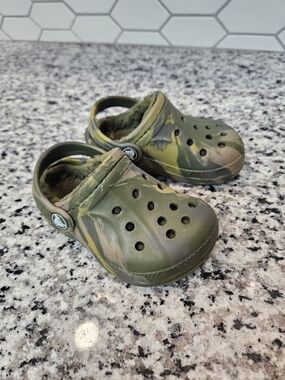 CROCS Kids Camouflage Green Fleece-Lined Clogs Size 7
